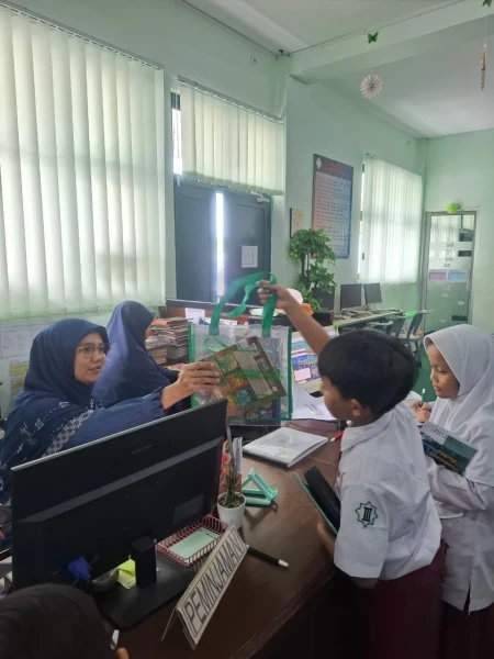 GLS (Gerakan Literasi Sekolah)  siswa SDIT, Level 3. Pustakawan melayani peminjaman Buku kepada Pemustaka setiap harinya.